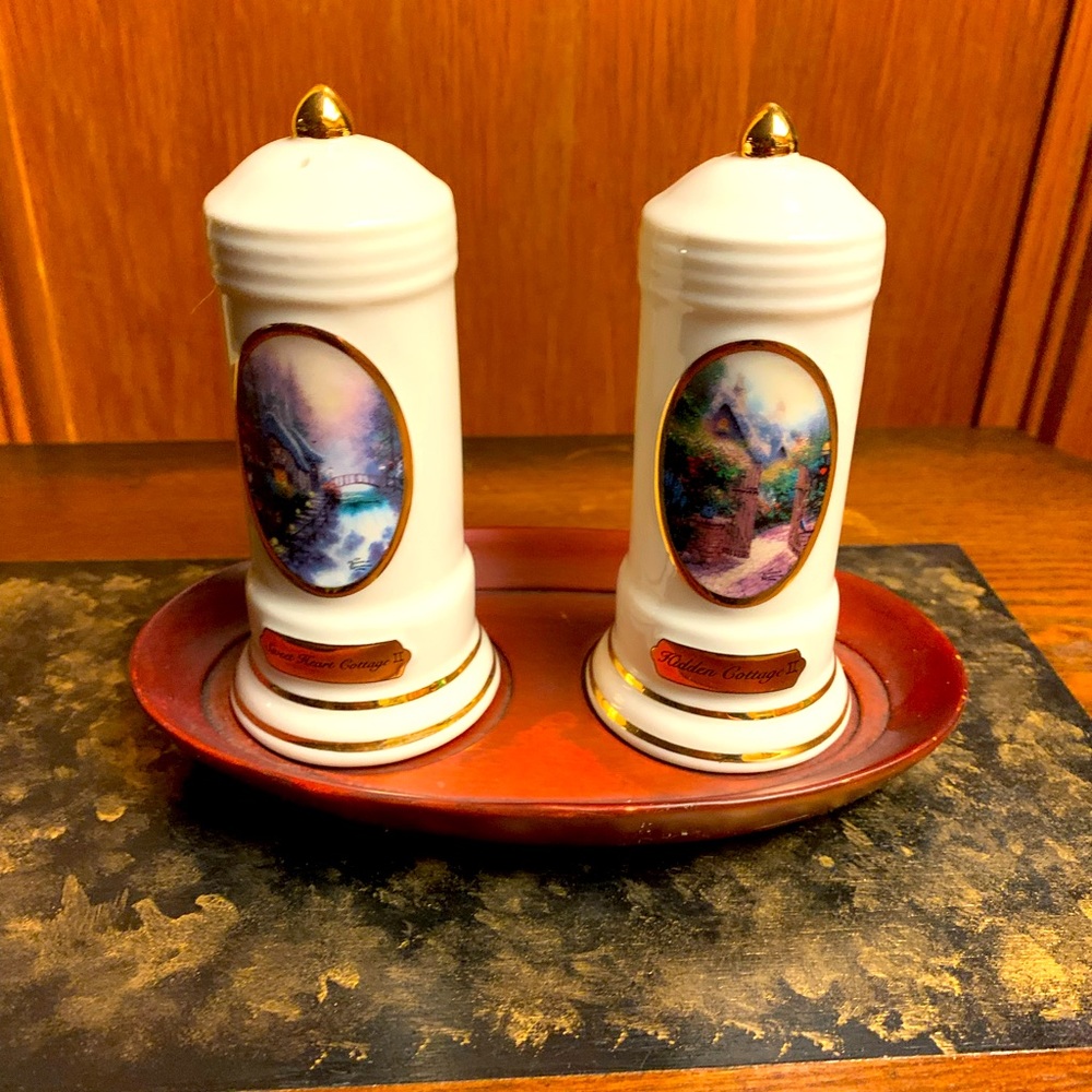 Beautiful Thomas Kincaid salt and pepper shaker